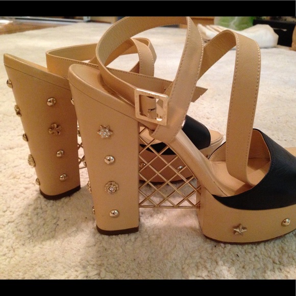 CHANEL rare charm platform leather heels - Picture 5 of 5